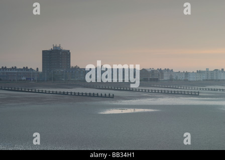 Guardando attraverso la spiaggia di LITTLEHAMPTON all'alba West Sussex England Regno Unito Foto Stock