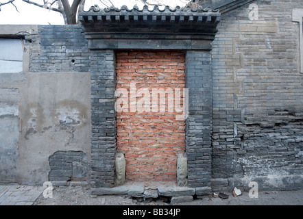 Tradizionale storica porta a casa a Pechino hutong murate prima di demolizione in zona in fase di riqualificazione Foto Stock