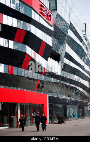 La moderna architettura di Esprit flagship store presso il villaggio una nuova sistemazione di sviluppo commerciale a Sanlitun centrale di Pechino Foto Stock