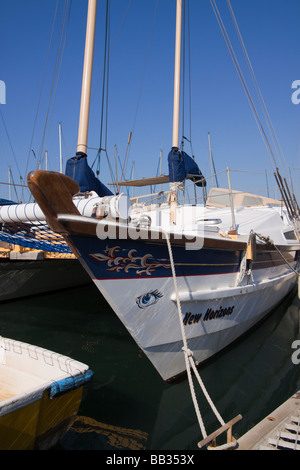 Dettaglio di prua del catamarano sul posto barca Foto Stock