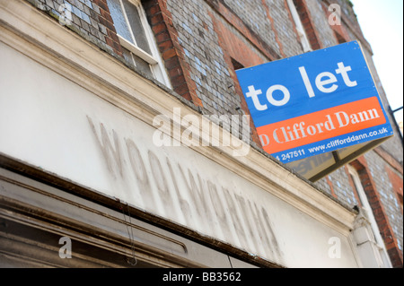 Le lettere rimosso sotto forma di un vecchio magazzino Woolworths e un "A LASCIARE" segno sopra un negozio di vuoto di Lewes, East Sussex. Foto Stock