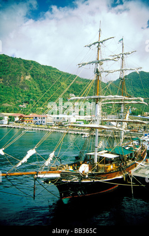 Caraibi, Santa Lucia, Soufriere. Barche in un porto. Foto Stock