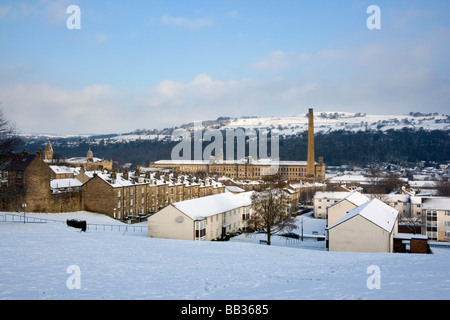 Una scena invernale, come neve copre sali Mill, Shipley e Saltaire in West Yorkshire Foto Stock