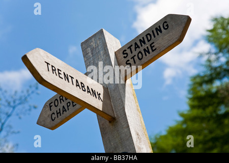 In che modo adesso? Fingerpost. Macclesfield Forest, Macclesfield, Cheshire, Regno Unito. Foto Stock