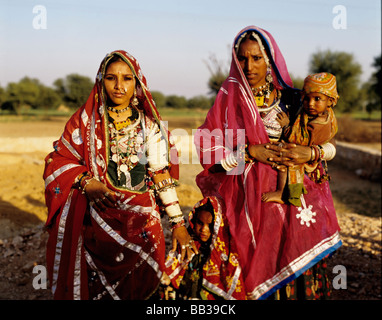 India indiano Banjara donne in costume tradizionale con bambino Foto Stock