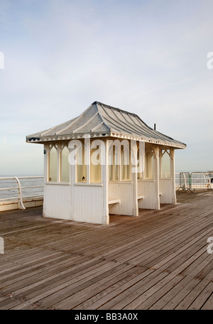 Riparo sul molo a Cromer sulla Costa North Norfolk Foto Stock