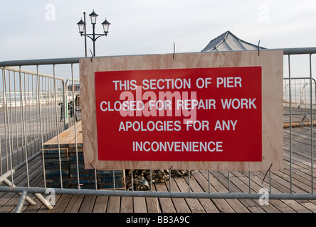 Segno rosso su Cromer Pier mentre la riparazione è in corso Foto Stock