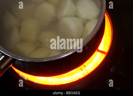 Patate in ebollizione Foto Stock