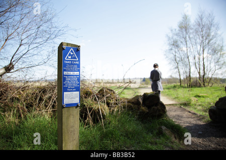 Terra nidificazione uccelli segno di protezione chiedendo ai proprietari di tenere i cani sotto controllo, Mugdock Country Park, Scozia, Regno Unito Foto Stock