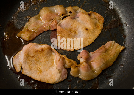 Pancetta di grassi nella padella close up Foto Stock