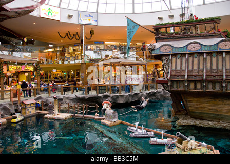 Canada, Alberta, Edmonton. West Edmonton Mall. Il Canada è la seconda destinazione piu visitata toped solo dalle Cascate del Niagara. Foto Stock