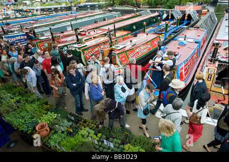 Il marciapiede delle bancarelle che vendono piante da giardino da Regents Canal in "Piccola Venezia", London Regno Unito Foto Stock