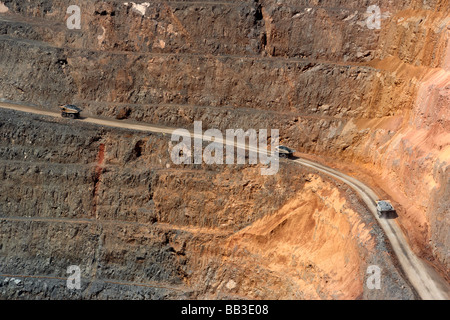 I camion che trasportano gold rock del cuscinetto fuori il 'Super Pit' taglio aperto miniera d'oro nel goldfields Kalgoorlie-Boulder Western Australia. Foto Stock