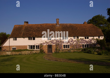 Vecchia casa weatherboarded coperto con il glicine Foto Stock