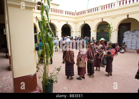 I residenti nel cortile, villaggio di Tacana, Ixtahuacan, Guatemala. Foto Stock