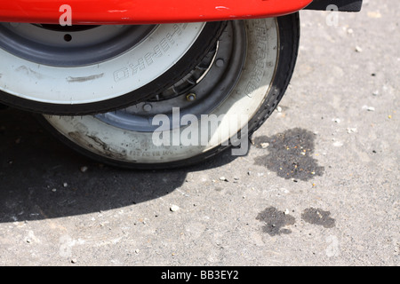 Dettagli di un rosso scooter Vespa in Roma, Italia. Foto Stock