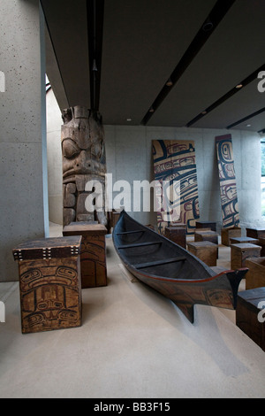 Canada, British Columbia, Vancouver. Una raccolta di prima nazione artefatti sul display a UBC il Museo di Antropologia. Foto Stock