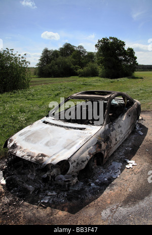 Un bruciato a guscio di una Mercedes Benz Coupe sinistra in terreni agricoli rurale Foto Stock