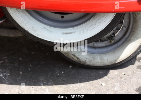 Dettagli di un rosso scooter Vespa in Roma, Italia. Foto Stock