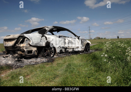 Un bruciato a guscio di una Mercedes Benz Coupe sinistra in terreni agricoli rurale Foto Stock