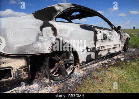 Un bruciato a guscio di una Mercedes Benz Coupe sinistra in terreni agricoli rurale Foto Stock