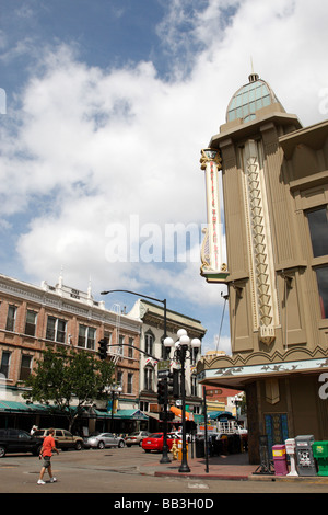 Angolo del g street & quinta avenue pacific teatri (R) e il blocco di cole edificio (L) Gaslamp Quarter di san diego california usa Foto Stock