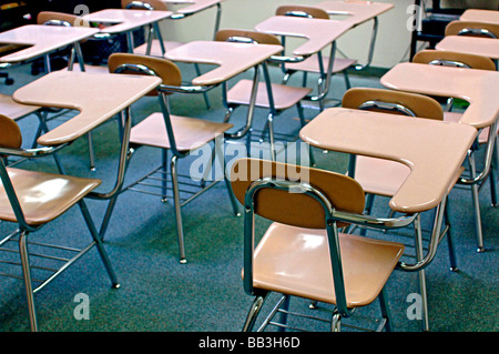 Scuola elementare di classe con file di banchi vuoti Foto Stock