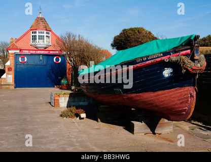 La vecchia imbarcazione di salvataggio House Museum a Walton sul Naze sulla costa di Essex Foto Stock