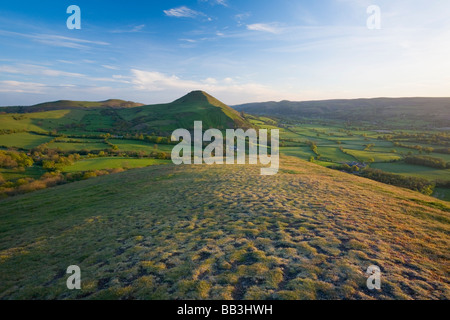 Vista da Lawley verso Caer Caradoc Hill e la lunga Mynd Shropshire England Regno Unito Foto Stock