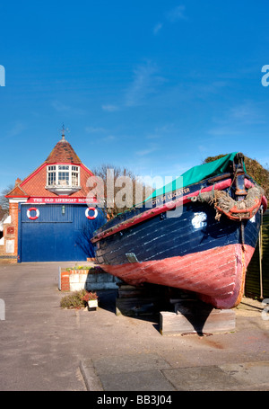 La vecchia imbarcazione di salvataggio House Museum a Walton sul Naze sulla costa di Essex Foto Stock