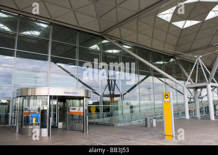 Stansted Aeroporto di arrivo e di partenza ingresso essex England Regno unito Gb Foto Stock