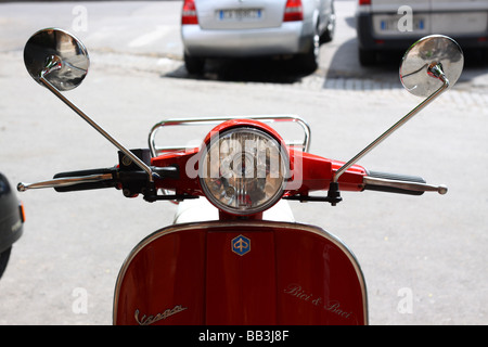 Dettagli di un rosso scooter Vespa in Roma, Italia. Foto Stock