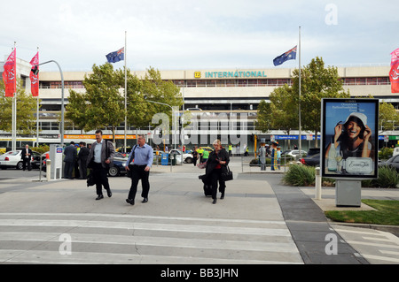 Esterno del Terminal 2 Aeroporto Internazionale di Melbourne in Australia con i pedoni a camminare verso il parco auto Foto Stock