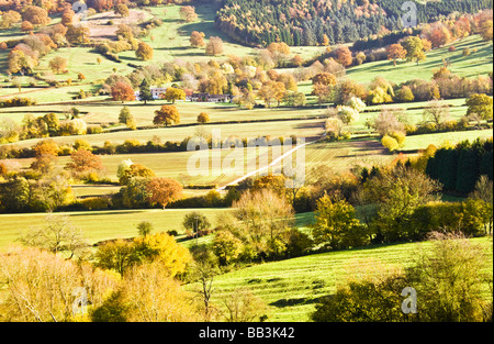 Autunno vista su tutta la campagna di Cotswold nel Gloucestershire England Regno Unito Foto Stock