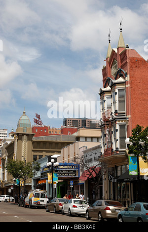 Vista lungo la quinta avenue con il famoso edificio yuma Gaslamp Quarter di san diego california usa Foto Stock