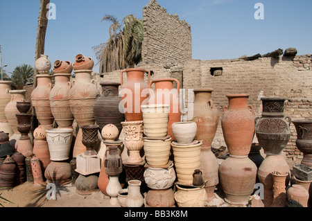 Il Cairo Egitto ceramica calco in gesso immagine figura al confine della città dei morti Qarafa Arafa Foto Stock