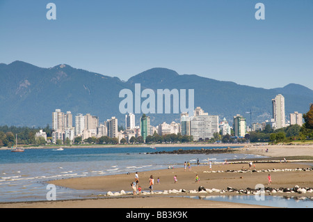 Kitsilano beach park affacciato sulla Baia di inglese e lo skyline del centro cittadino di Vancouver, BC, Canada. Foto Stock