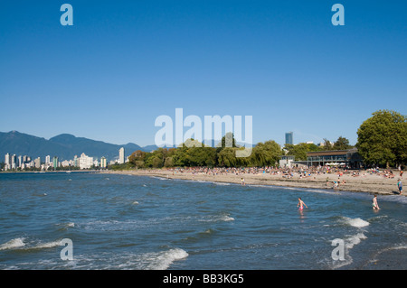 Kitsilano beach park affacciato sulla Baia di inglese e lo skyline del centro cittadino di Vancouver, BC, Canada. Foto Stock