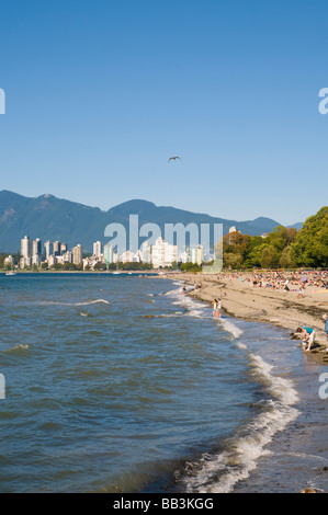 Kitsilano beach park affacciato sulla Baia di inglese e lo skyline del centro cittadino di Vancouver, BC, Canada. Foto Stock