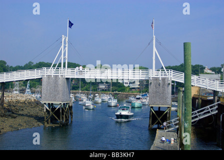 Stati Uniti d'America, New England, Maine, Ogunquit, andando in barca sotto il ponte levatoio in Perkins Cove Foto Stock