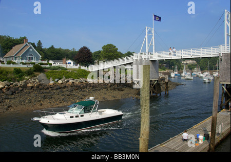 Stati Uniti d'America, New England, Maine, Ogunquit, andando in barca sotto il ponte levatoio in Perkins Cove Foto Stock