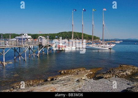 Nord America, USA, Maine, Bar Harbor. La spiaggia rocciosa e il molo che conduce a la goletta Margaret Todd Foto Stock