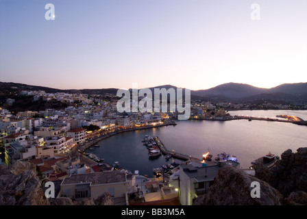 Isola greca Karpathos: Pigadia di notte Foto Stock