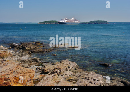 Nord America, USA, Maine, Bar Harbor. Una vista dalla spiaggia rocciosa verso una nave da crociera nella baia di francese. Foto Stock