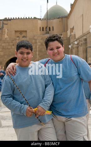 Due ragazzi della scuola la moschea di Muhammad Ali Pasha o la moschea di alabastro sulla Cittadella del Cairo in Egitto Foto Stock