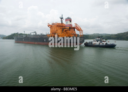 Una nave da carico passando per il Lago di Gatun sul Canale di Panama Foto Stock