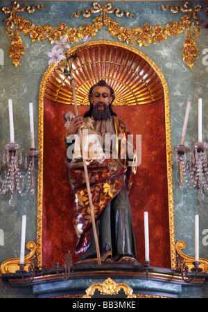 Stati Uniti, California, Fremont. Scolpito statua religiosa all'interno della missione di San Jose. Foto Stock