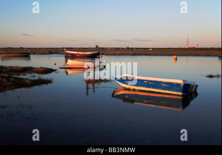 Imbarcazioni da diporto ormeggiata a Blakeney, Norfolk, Regno Unito, ad alta marea nella luce della sera. Foto Stock