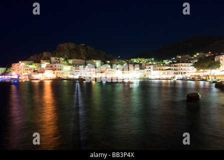 Isola greca Karpathos: Pigadia di notte Foto Stock