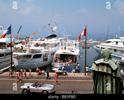 Vista del porto di Saint Tropez il sud della Francia EU FR FRA Francia Provence Alpes Côte d Azur Dipartimento Var Saint Tropez Foto Stock